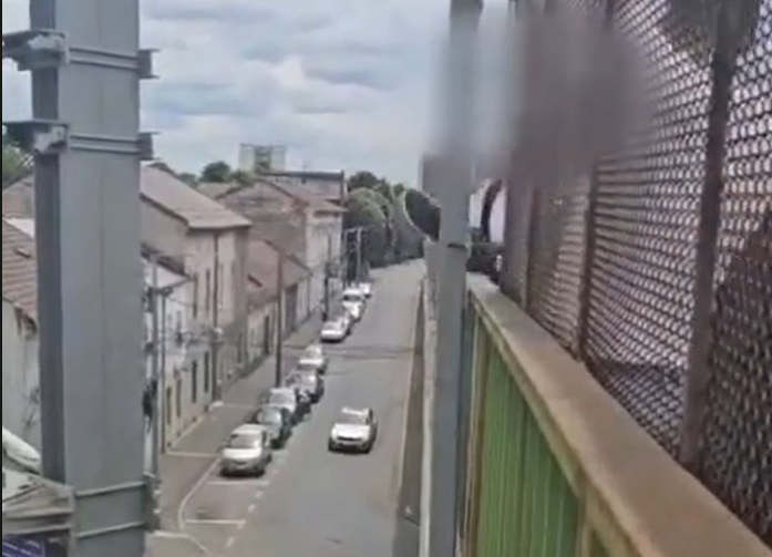 VIDEO. O viață salvată în ultimele secunde! Un bărbat amenința că se va arunca în gol. Avertisment: Imagini cu impact emoțional