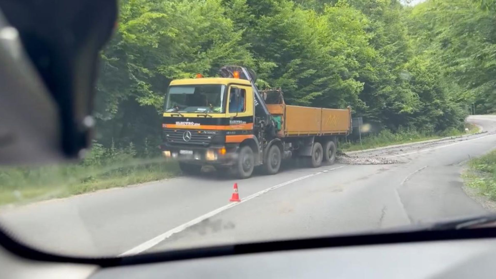 VIDEO Pericol pe un drum din Cluj! O basculantă a împrăștiat noroi pe șosea, iar șoferii au fost nevoiți să intre pe contrasens: „Circulați cu grijă!”