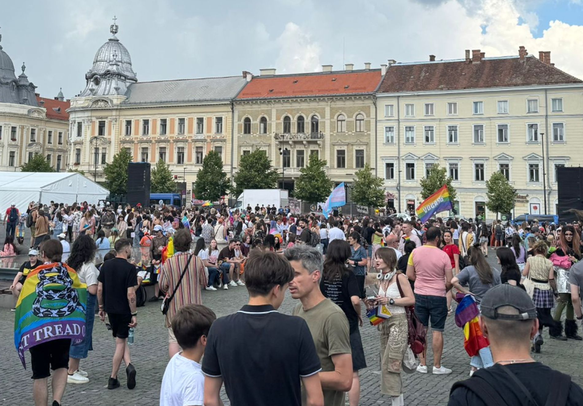 VIDEO. Peste 1.000 de persoane s-au adunat la Cluj Pride. Participanții se pregătesc să mărșăluiască prin centrul orașului sub supravegherea jandarmilor