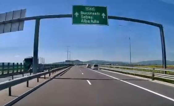 VIDEO Pieton la „plimbare” pe autostrada Turda - Sebeș! Circula liniștit pe marginea benzii de viteză maximă!