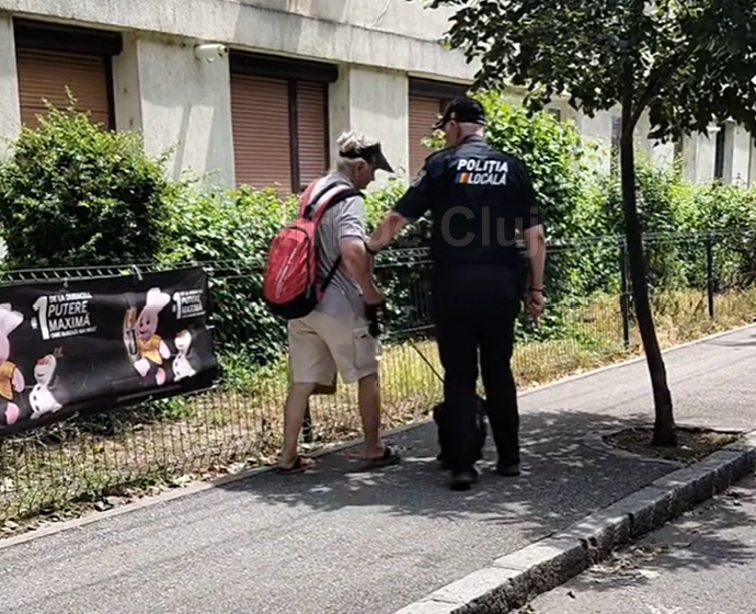 VIDEO. Polițist local din Cluj, acuzat că agresează o femeie cu un cățel. Poliția: „Cel care filma fusese sancționat. Doamna a intervenit cu jigniri”