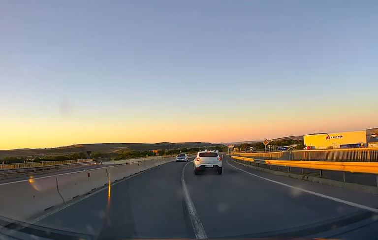VIDEO S-a trezit cu el în față! Un Volkswagen a intrat pe contrasens în zona podului de la Vama Cluj, provocând panică în trafic