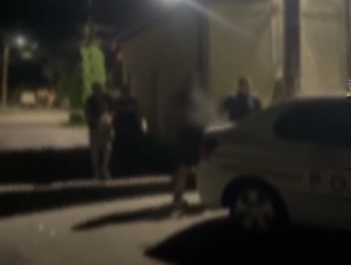VIDEO. Scandal la Târgul de la Negreni! Doi bărbați au amenințat polițiști și au instigat mulțimea împotriva lor. Judecătorii NU i-au trimis după gratii!