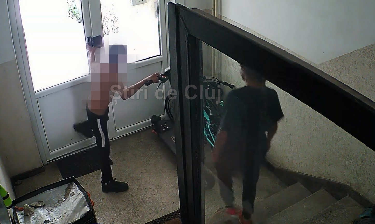 VIDEO. Tentativă de furt curmată brusc: Trei tineri, surprinși când furau o trotinetă electrică dintr-un bloc din Cluj. Un detaliu le-a schimbat planul