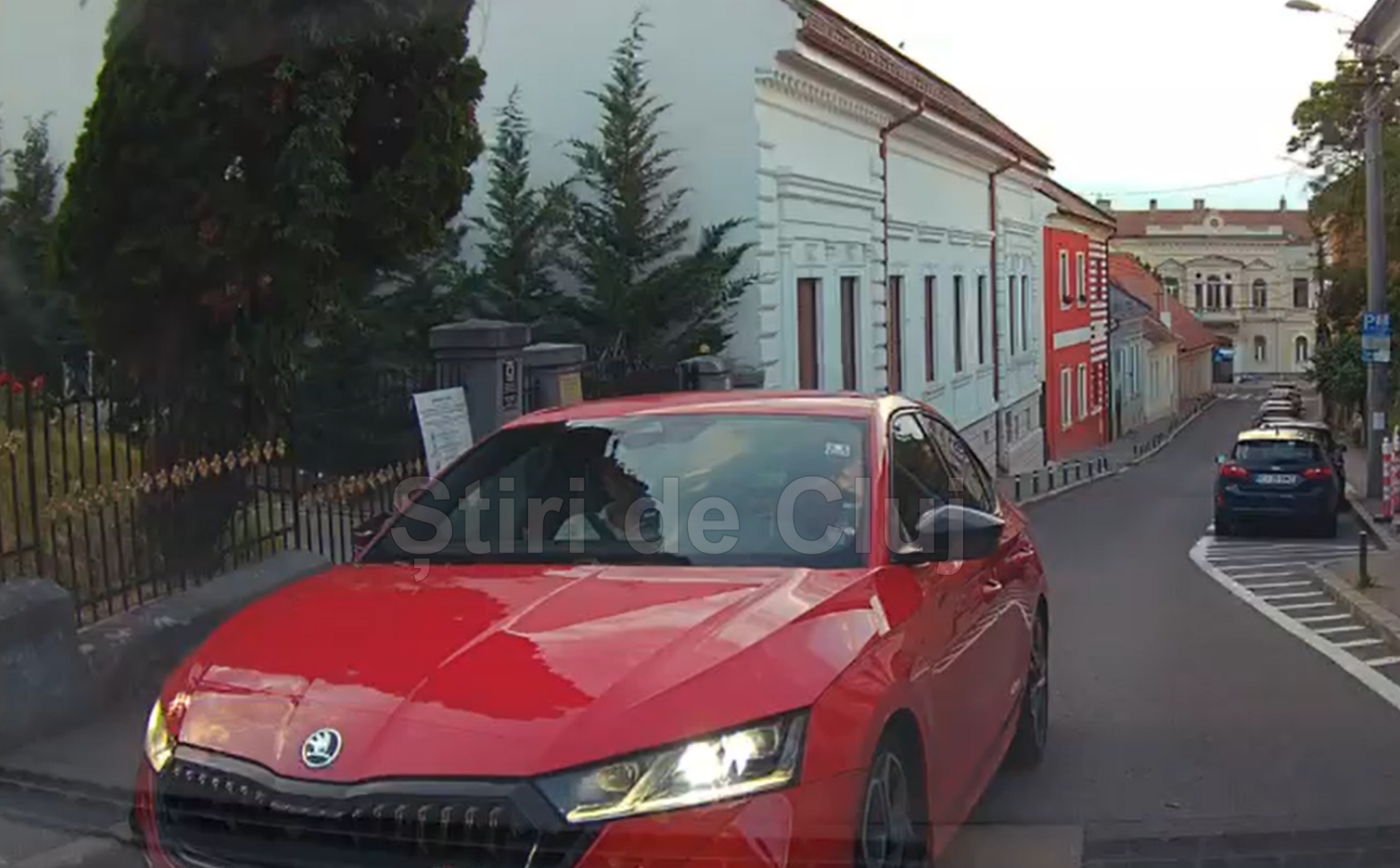 VIDEO. Tupeul anului la Cluj! Un șofer a urcat sute de metri pe interzis și tot el era nervos: „Mă înjura și îmi făcea semne obscene să-i fac loc”
