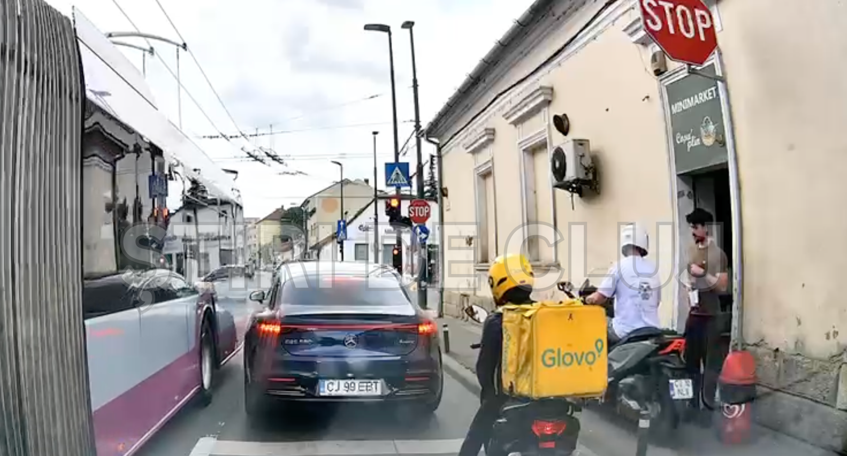 VIDEO. Un clujean era să fie călcat chiar pe trotuar de un scuterist care nu s-a asigurat deloc: „Mai avea un pic și îi rupea picioarele!”