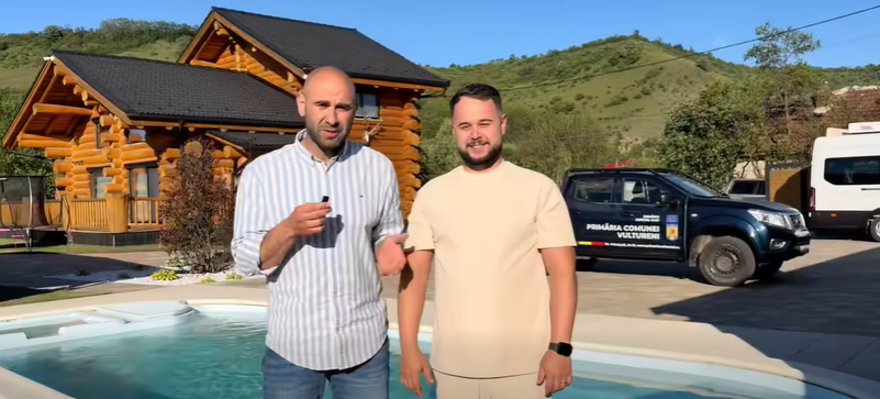 VIDEO. Un primar din Cluj pune gratuit la dispoziție copiilor din comună piscina lui și le asigură și instructor de înot