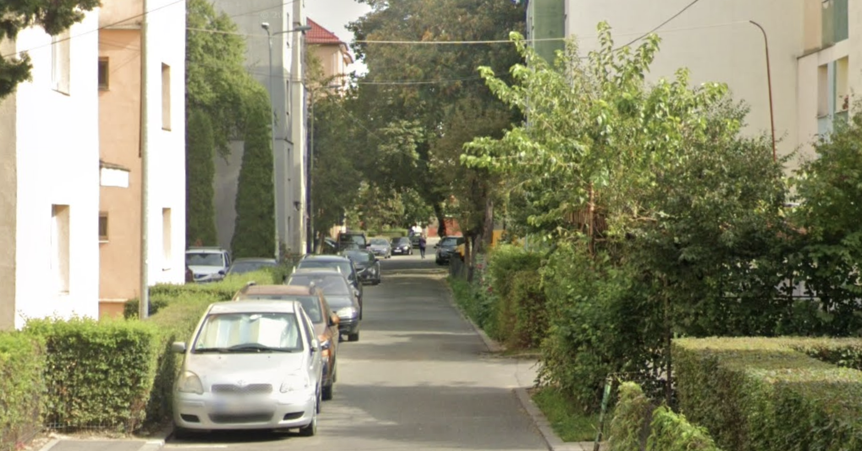 Zi de zi cu inima în gât: părinții de pe strada Bușteni din Cluj cer ajutor după ce copiii lor au scăpat ca prin minune de sub roțile mașinilor