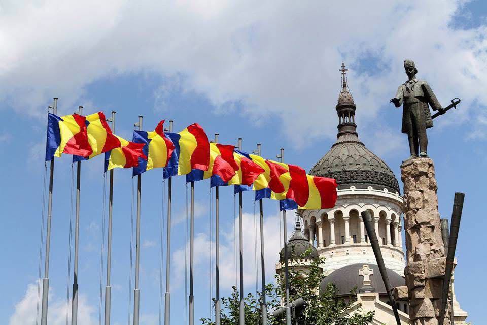 Ziua Drapelului Național, sărbătorită la Cluj-Napoca! Ceremonie militară și defilare în Piața Avram Iancu