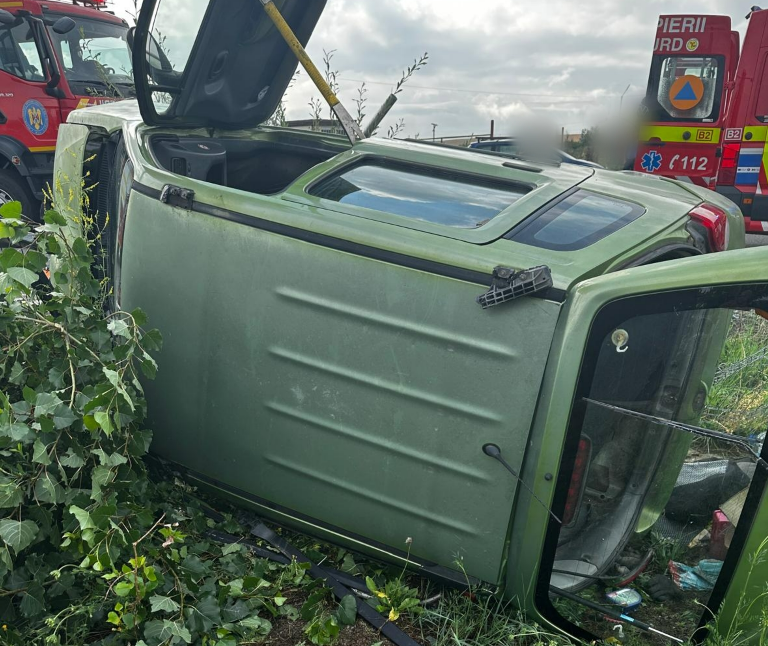 Accident grav în Cluj, în Mihai Viteazu, în urmă cu câteva momente. Un bărbat, încarcerat după ce mașina s-a răsturnat. Încă o femeie a fost rănită