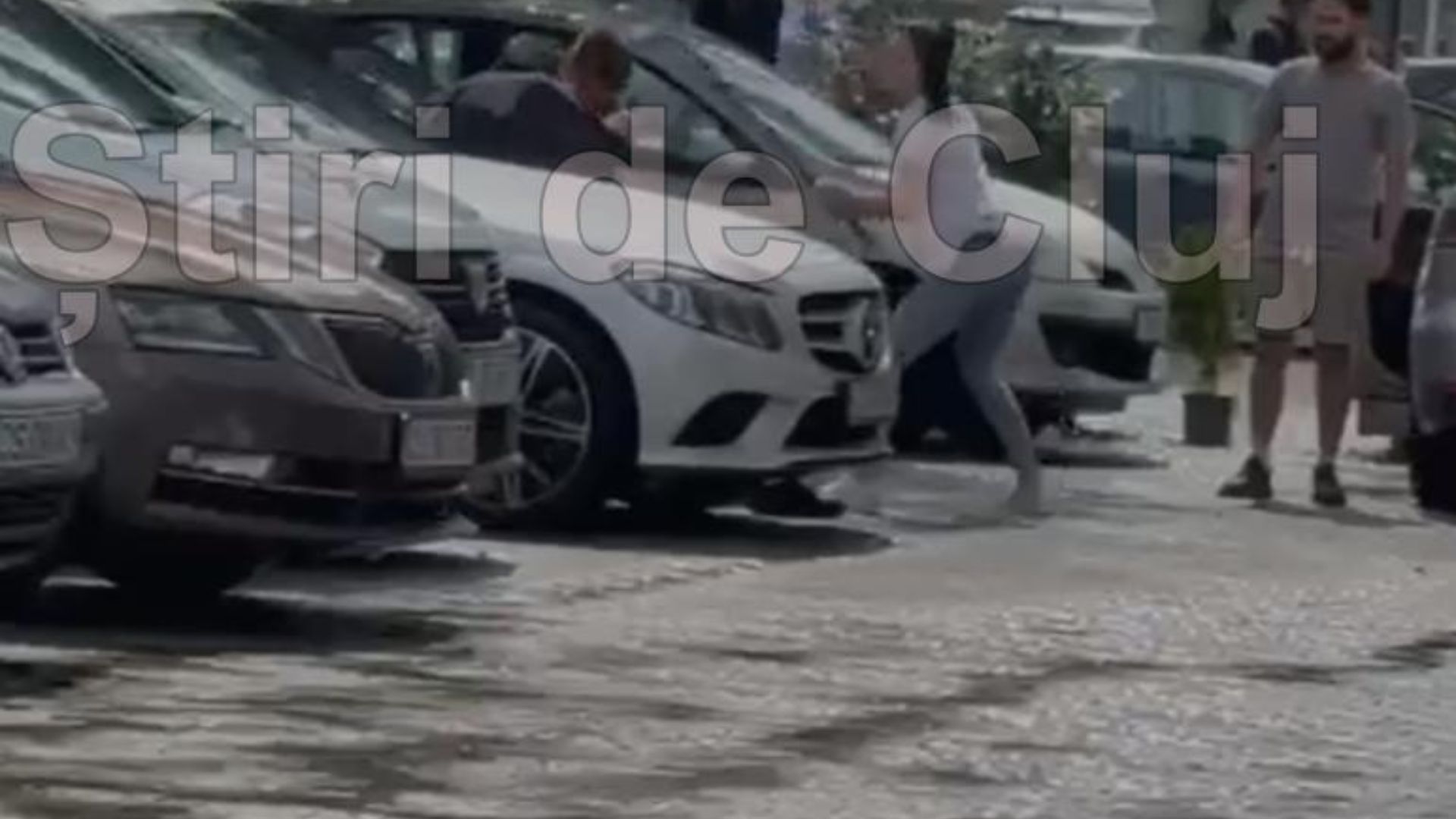 Bătăușii de la Sigma Shopping Center, reținuți de polițiști după imaginile publicate de Știri de Cluj: S-au bătut ca în Vestul Sălbatic