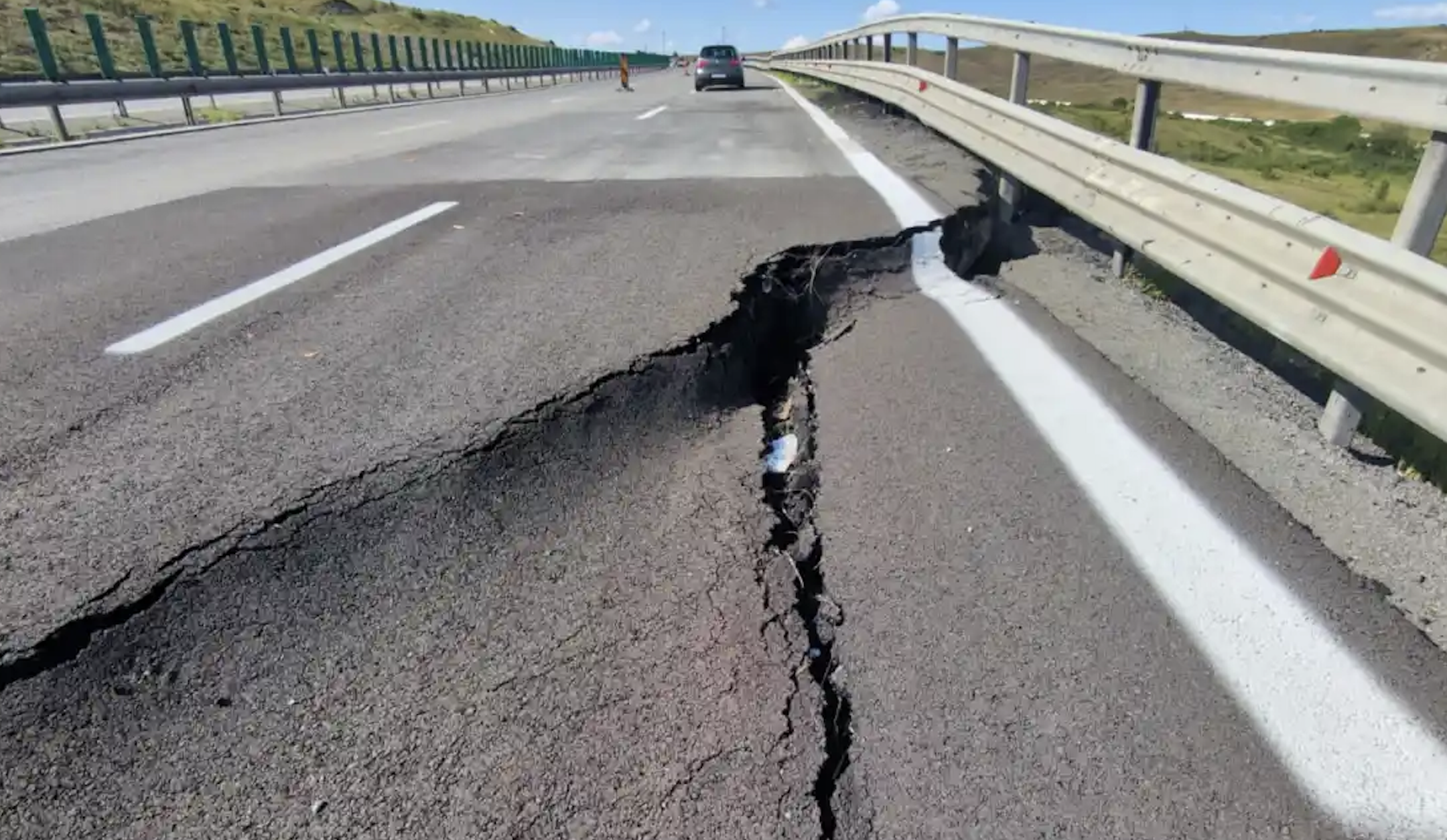Craterul de pe Autostrada A10 se extinde: DRDP Cluj anunță lucrări de urgență chiar de marți pe sectorul afectat de instabilitatea terenului