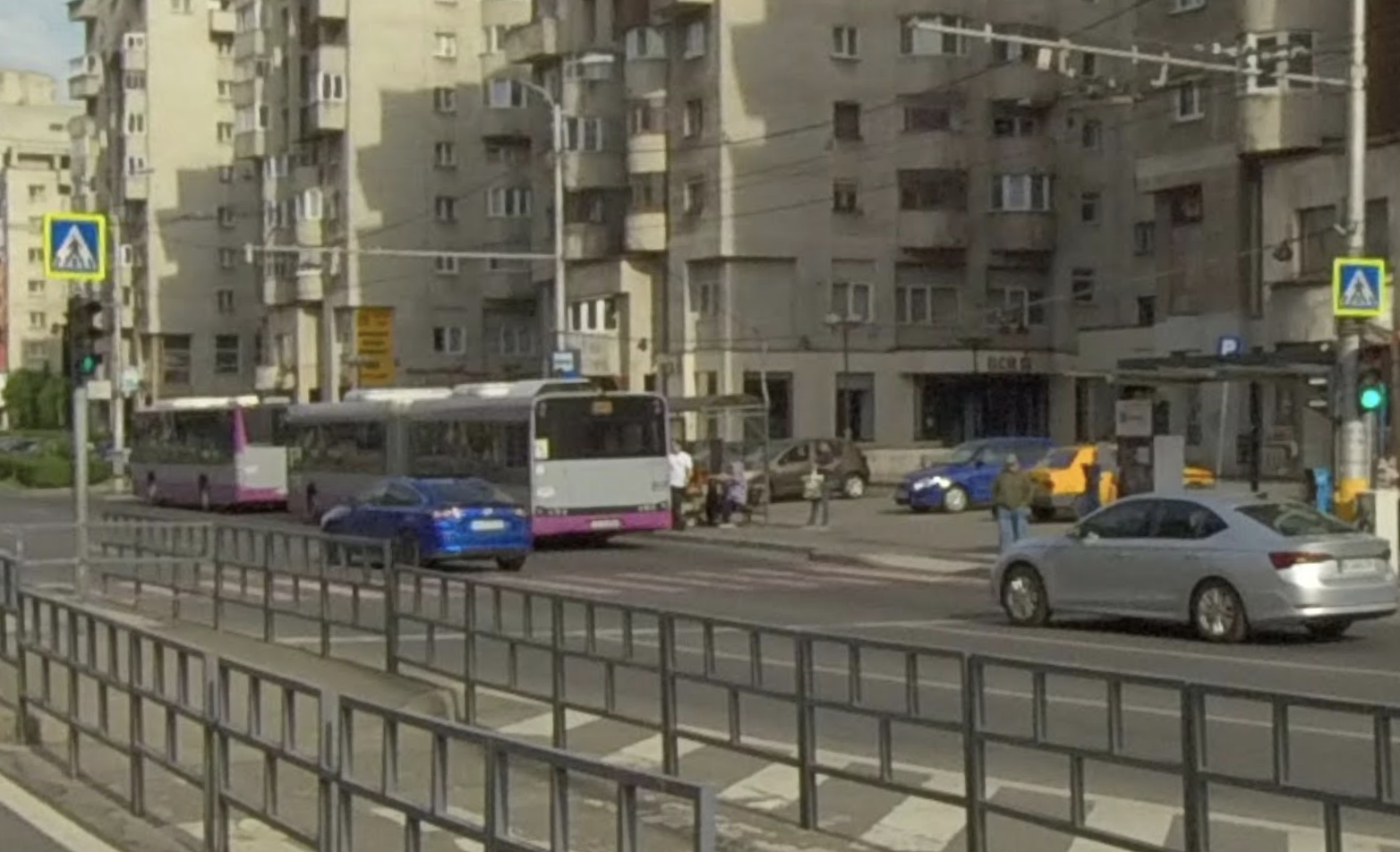 Doar 17 secunde ca să traversezi 6 benzi în Cluj-Napoca! Un clujean a sesizat autoritățile: "Nici mămicile cu cărucior nu reușesc să treacă"