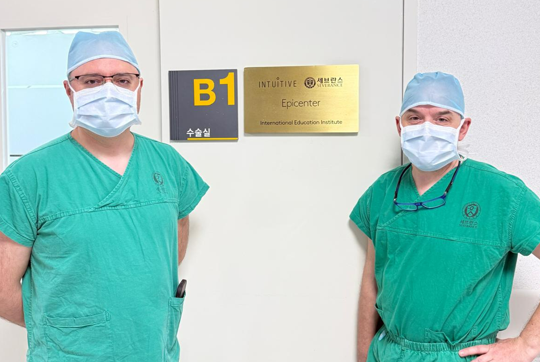Doi medici aplică la Cluj tehnici revoluționare de chirurgie robotică și planificare 3D, învățate în Coreea de Sud. Rezultatul: operații mai scurte