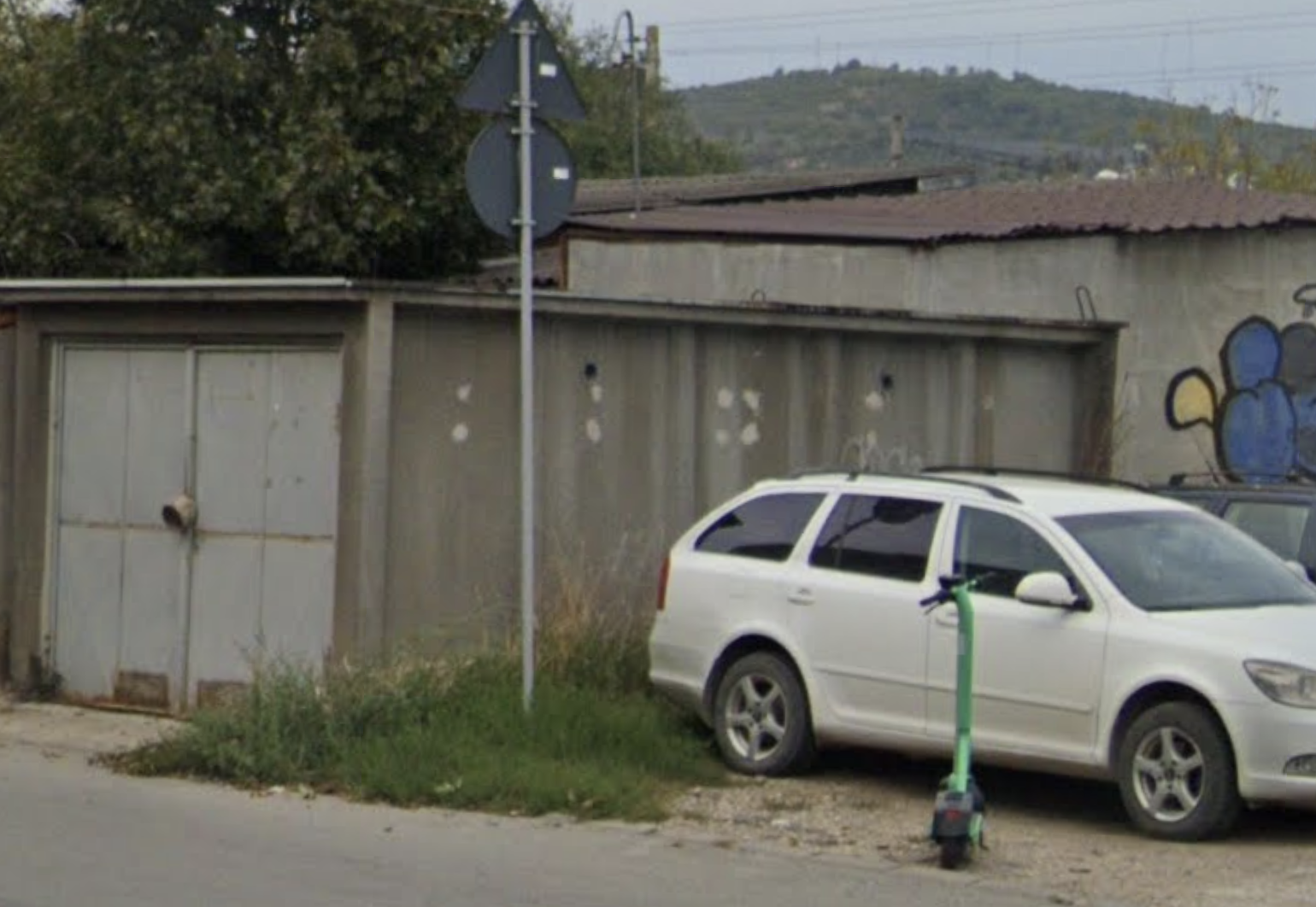Doi oameni fără adăpost, s-au ascuns lângă niște garaje pe o stradă din Cluj: „Nu sunt răi, dar ne e teamă să trecem pe-acolo” spune un clujean revoltat