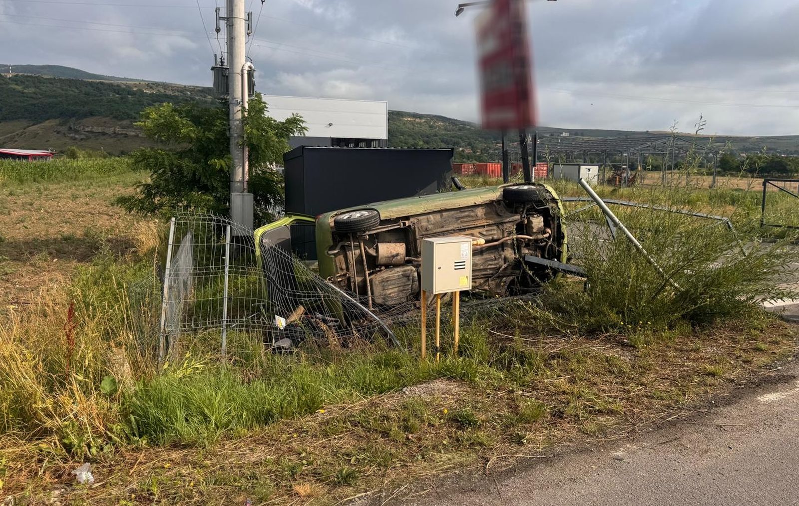 Încă un șofer s-a urcat beat mort la volan și a produs un accident. S-a întâmplat în Mihai Viteazu, județul Cluj. O femeie de 77 de ani a fost și ea rănită