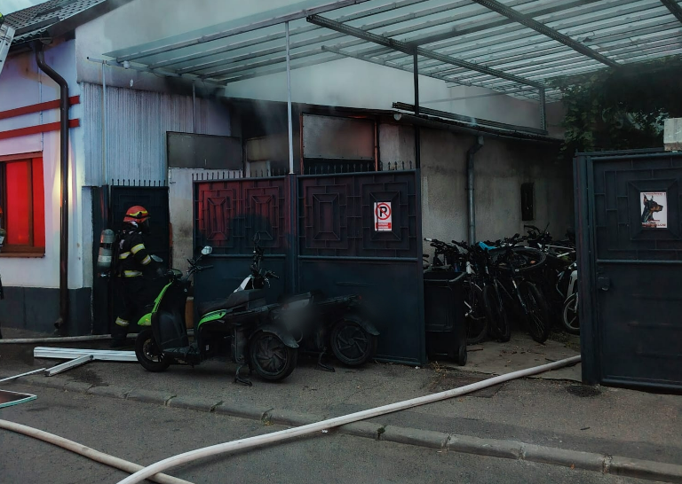 Incendiu de amploare în Cluj: Un garaj plin cu biciclete electrice și acumulatori a luat foc. Flăcările amenințau un supermarket. Clienții s-au autoevacuat