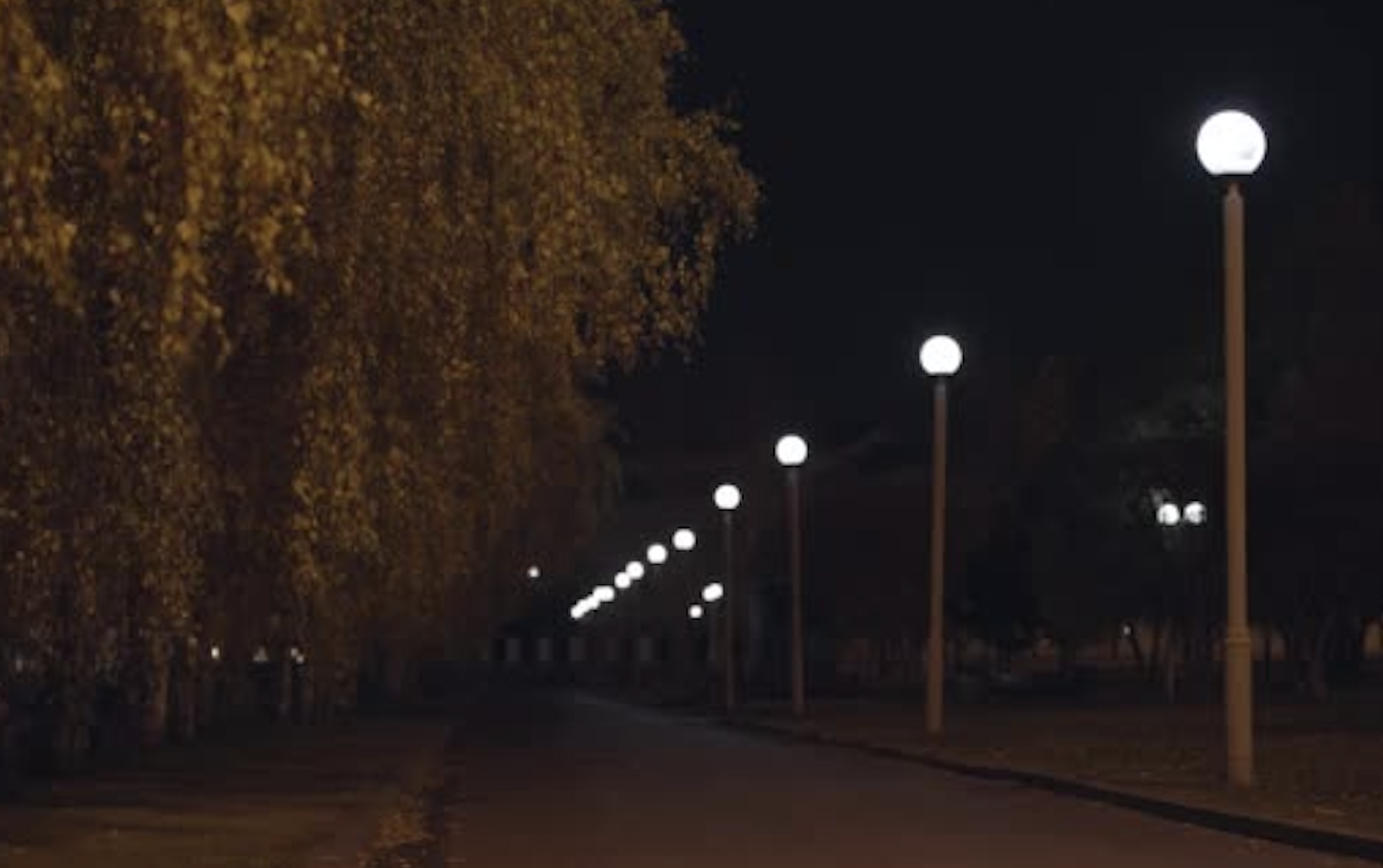 Întuneric beznă pe o stradă din Cluj-Napoca: De două nopți, oamenii merg cu telefonul drept lanternă ca să nu se accidenteze