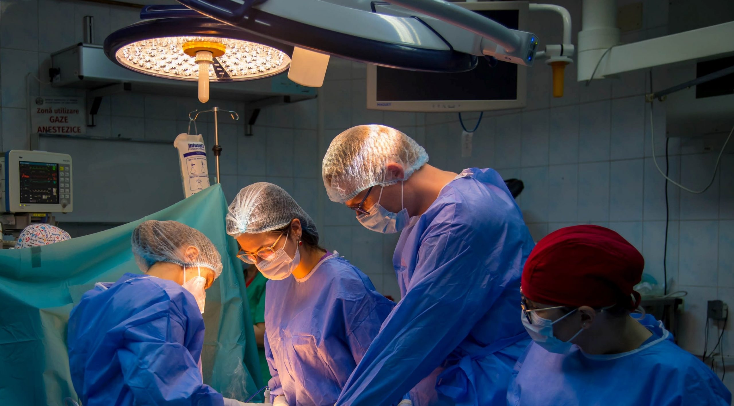 O clujeancă a primit o nouă șansă la viață! Șase ore și jumătate de operație pentru al patrulea transplant de cord din acest an