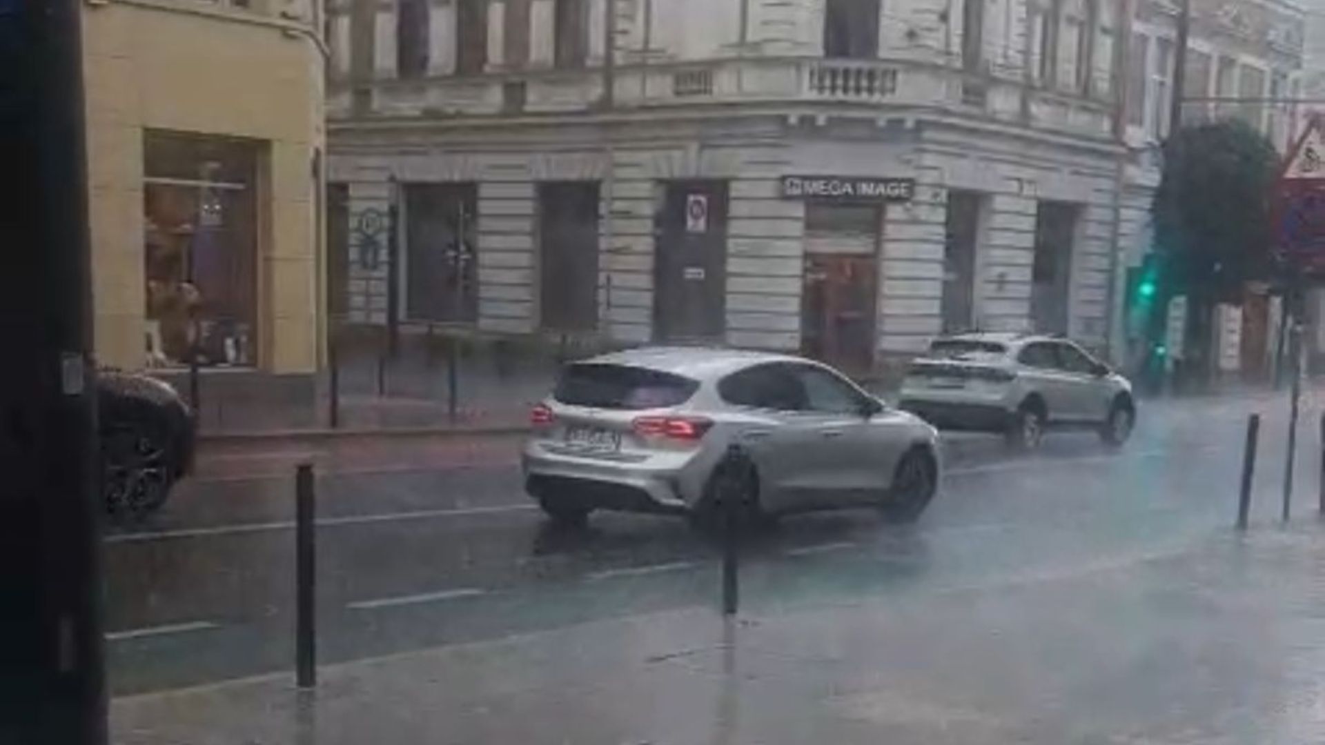 Ploaia torențială a dat peste cap Clujul în doar câteva minute! Tarifele Bolt și Uber au explodat: aproape 90 de lei pentru o cursă spre Florești