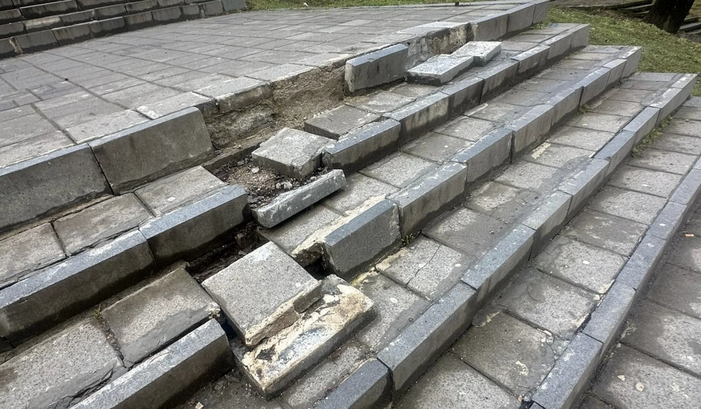 Scările de pe Cetățuie, o capcană reală pentru clujeni: „reparațiile” făcute acum câteva săptămâni s-au dus deja pe apa sâmbetei, spun locuitorii