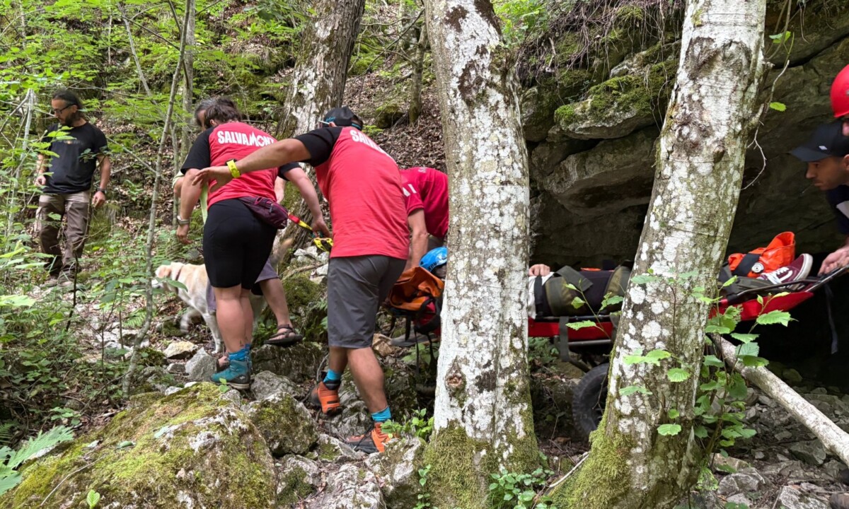 Turistă din Cluj-Napoca, salvată din Cheile Râmețului după o căzătură pe traseu. Intervenție dificilă a Salvamont Alba după ce fata a alunecat pe o potecă
