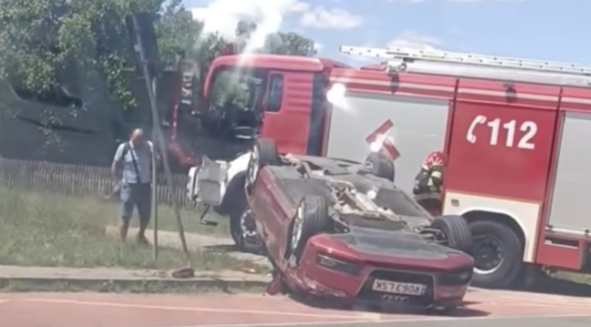 VIDEO. Accident în Cluj! O mașină s-a răsturnat pe un drum: Echipele de intervenție sunt la fața locului, doi oameni evaluați medical