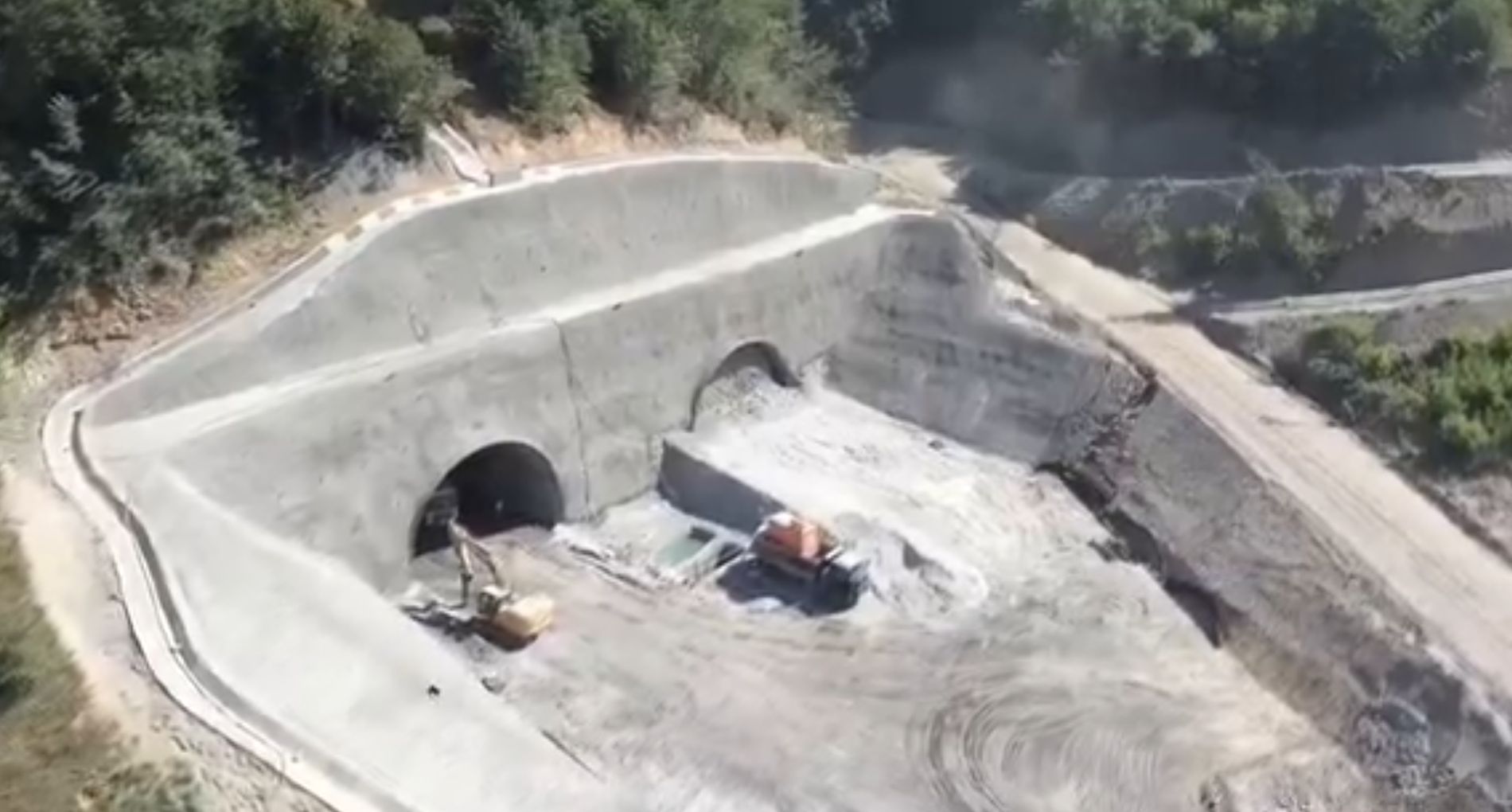 VIDEO. Autostrada Sibiu – Pitești prinde contur! Se lucrează simultan la 9 viaducte și 3 tuneluri. 650 de muncitori și 200 de utilaje lucrează simultan