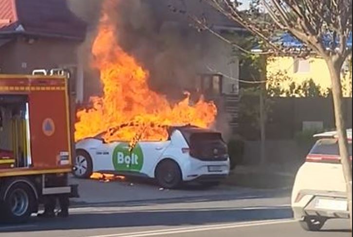 VIDEO Imagini dramatice cu Bolt-ul electric complet cuprins de flăcări aseară în Cluj-Napoca: Praful s-a ales de el