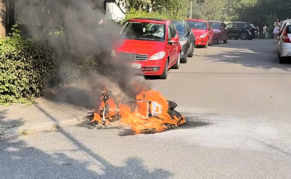 VIDEO. Incendiu pe o stradă din Cluj-Napoca! Un scuter a luat foc în mijlocul străzii: Pompierii au intervenit de urgență