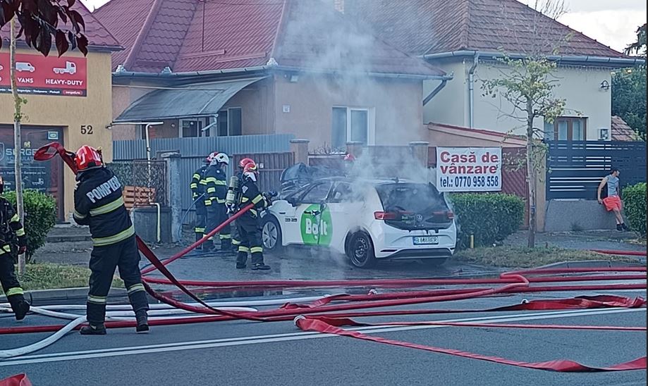 VIDEO. O mașină electrică Bolt a luat foc în Cluj-Napoca, pe strada Corneliu Coposu. Martorii spun că s-a aprins în mers