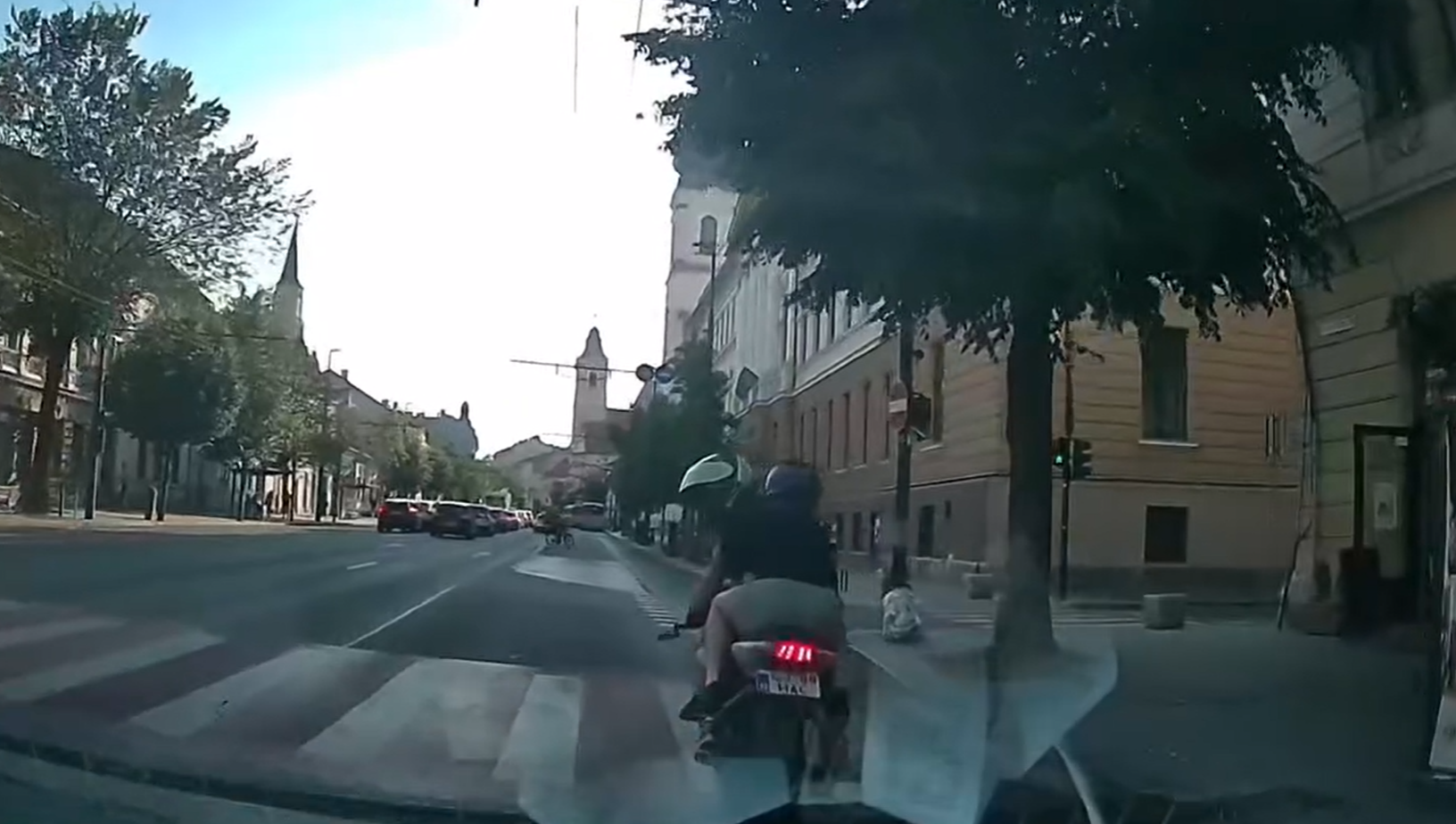 VIDEO. Șofer scos din minți pe banda de autobuz în centrul Clujului de un motociclist. Numărul de înjurături pe secundă îl depășește pe cel al cuvintelor!