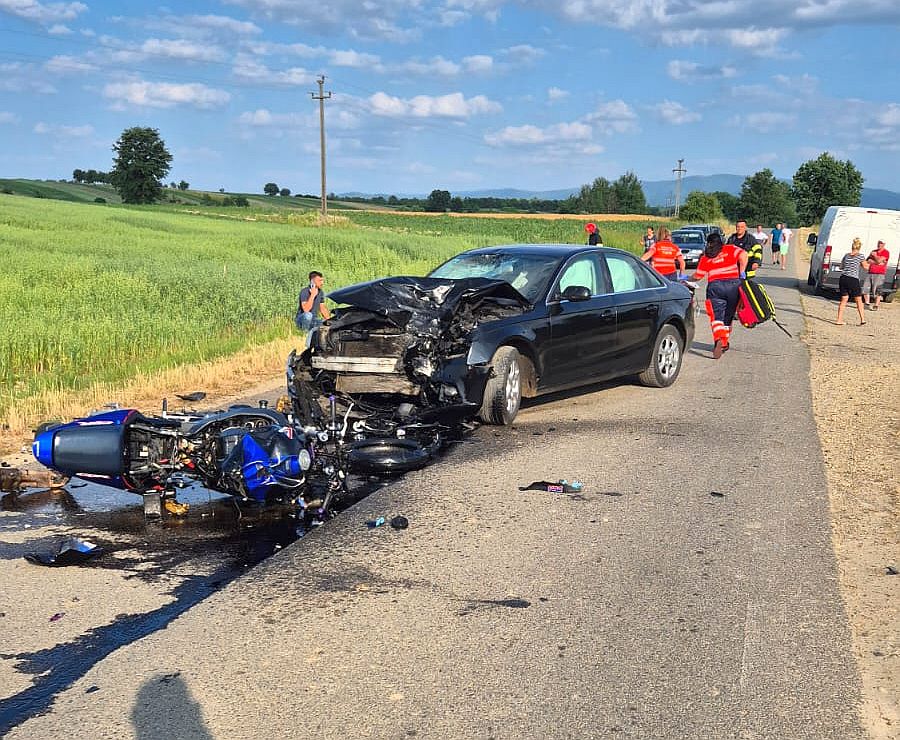 Accident grav la marginea Clujului. O mașină și două motociclete s-au ciocnit. Două victime au ajuns la spital