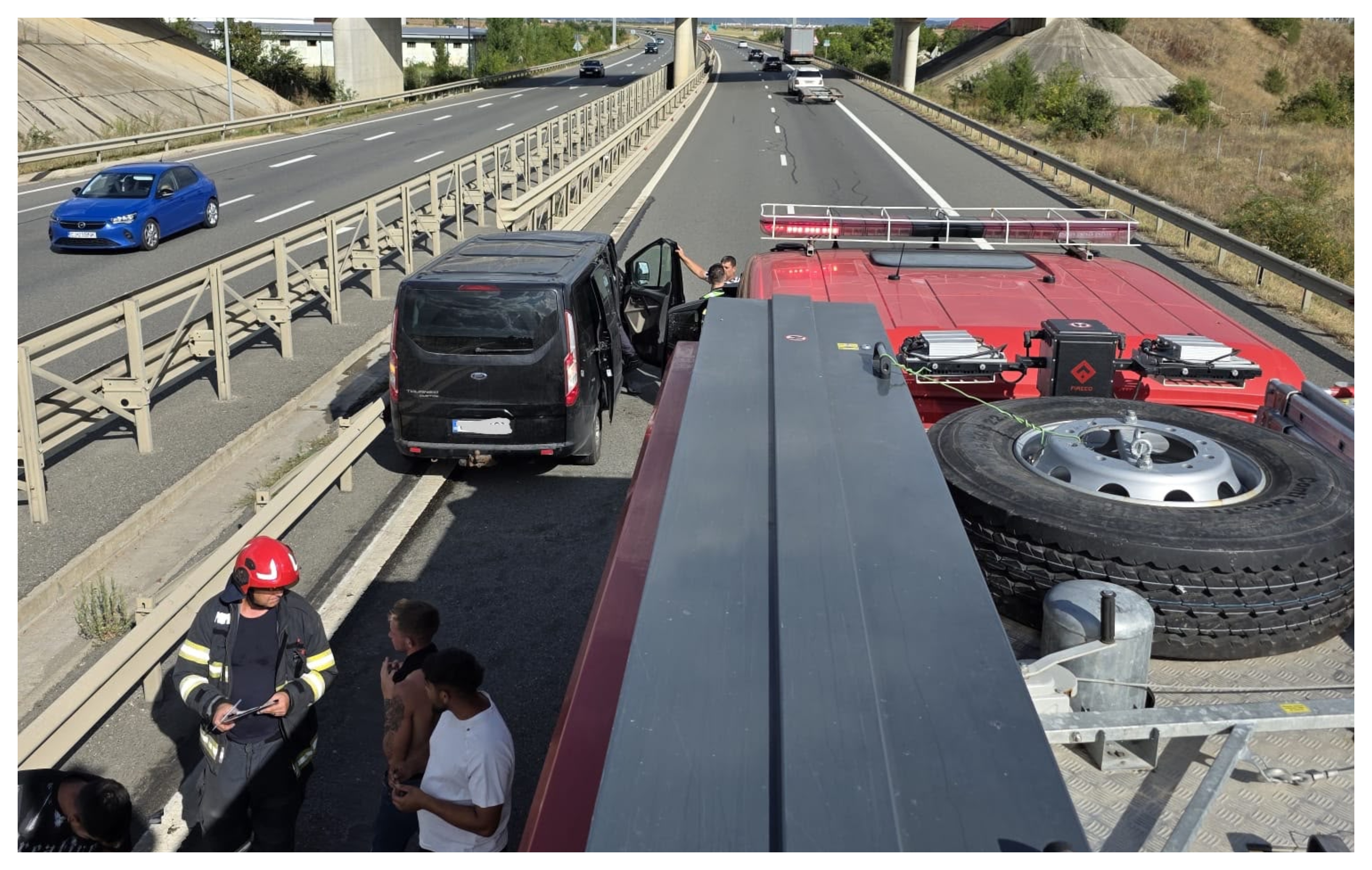 Accident pe autostrada A3, în Cluj, între un microbuz cu 9 persoane și un autotren. Patru persoane au avut nevoie de îngrijiri medicale