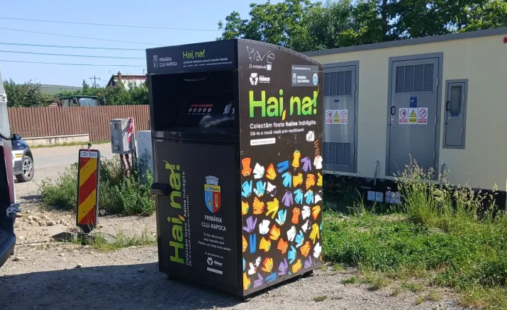 Au dispărut containerele pentru haine din Cluj-Napoca? Un clujean a umblat 30 de minute cu plasa în mână fără să găsească unul