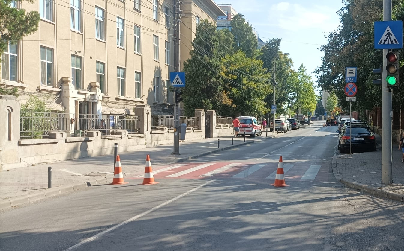 Avarie mare la apă pe strada Clinicilor din Cluj-Napoca! Este blocată complet, singurele mașini care mai au voie sunt ambulanțele