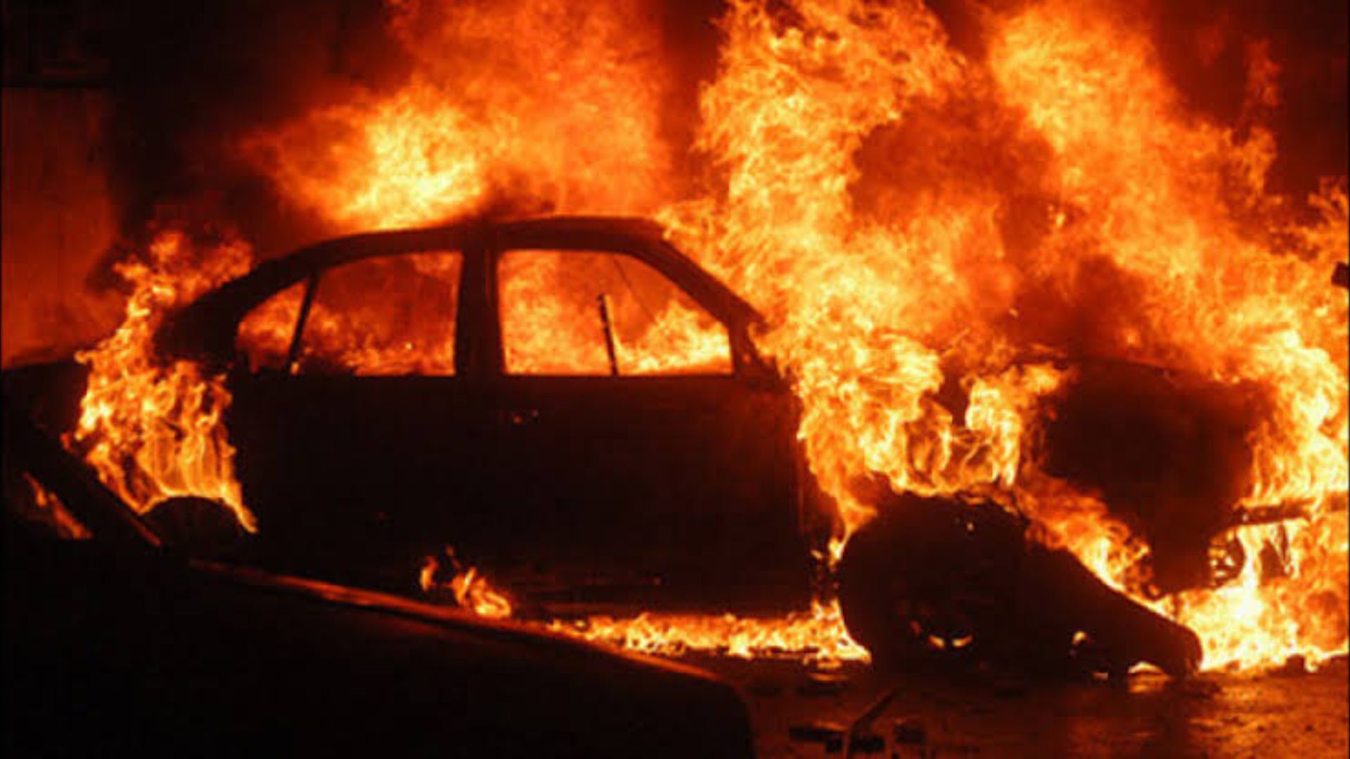 Cum s-a produs incendiul din Iara, Cluj: O mașină furată a fost găsită în flăcări la ieșirea din localitate. Proprietarul a făcut o greșeală gravă