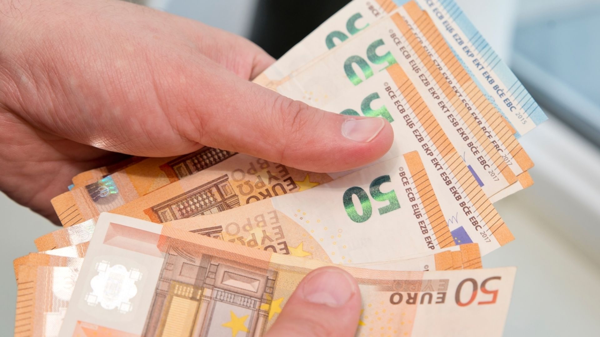 Dispar banii cash? Suedia, prima țară europeană care ar putea renunța de tot la banii fizici
