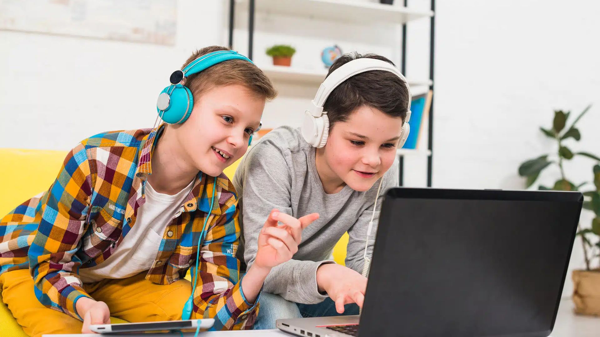 „Euro 200” 2026: 2.339 de elevi și studenți primesc sprijin pentru cumpărarea unui calculator! Când se dau bonurile și până când pot fi folosite