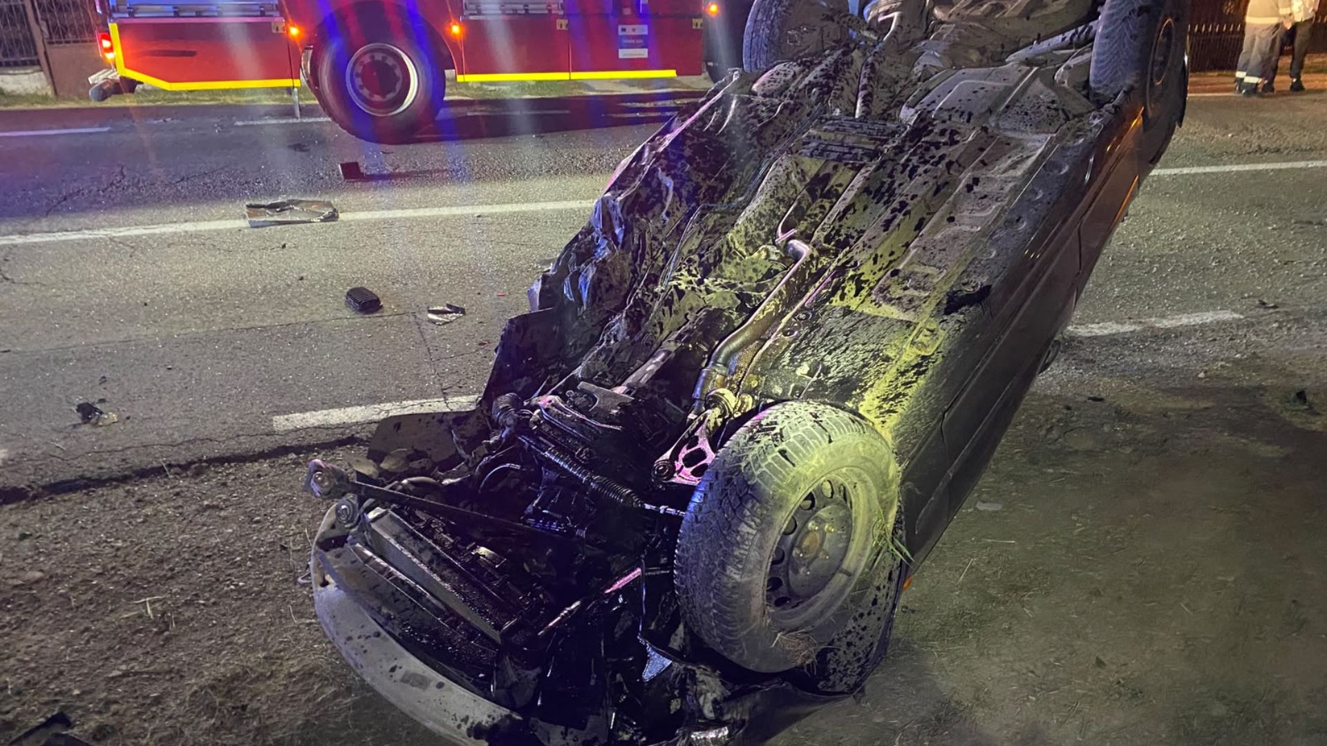 FOTO. Accident grav în Cluj, în toiul nopții! O mașină s-a răsturnat pe plafon, iar un tânăr de aproximativ 20 de ani a fost găsit inconștient