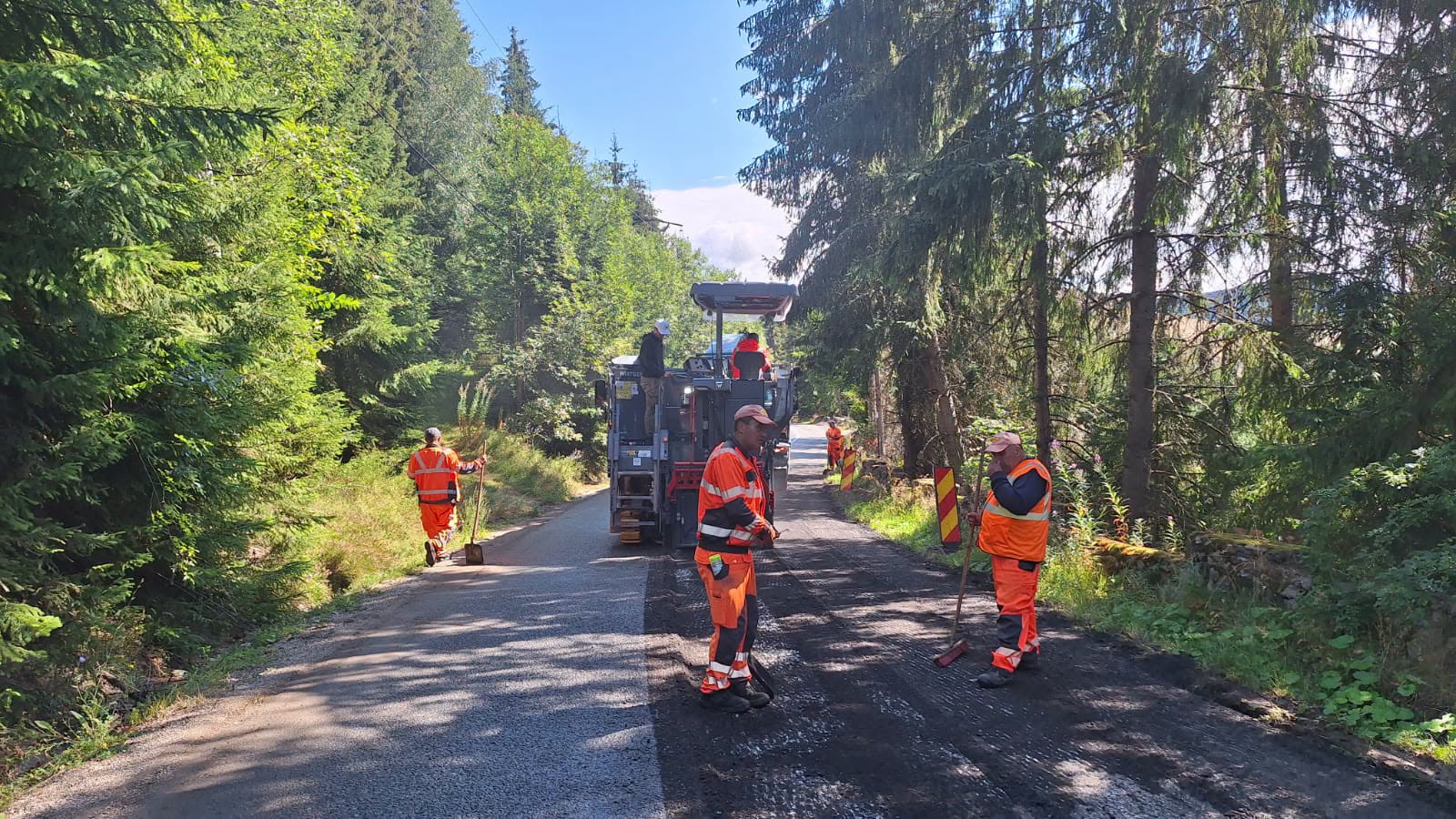 FOTO. Se lucrează pe drumul spre una dintre cele mai căutate zone turistice din Cluj! Se intervine pe un tronson de 22 de kilometri