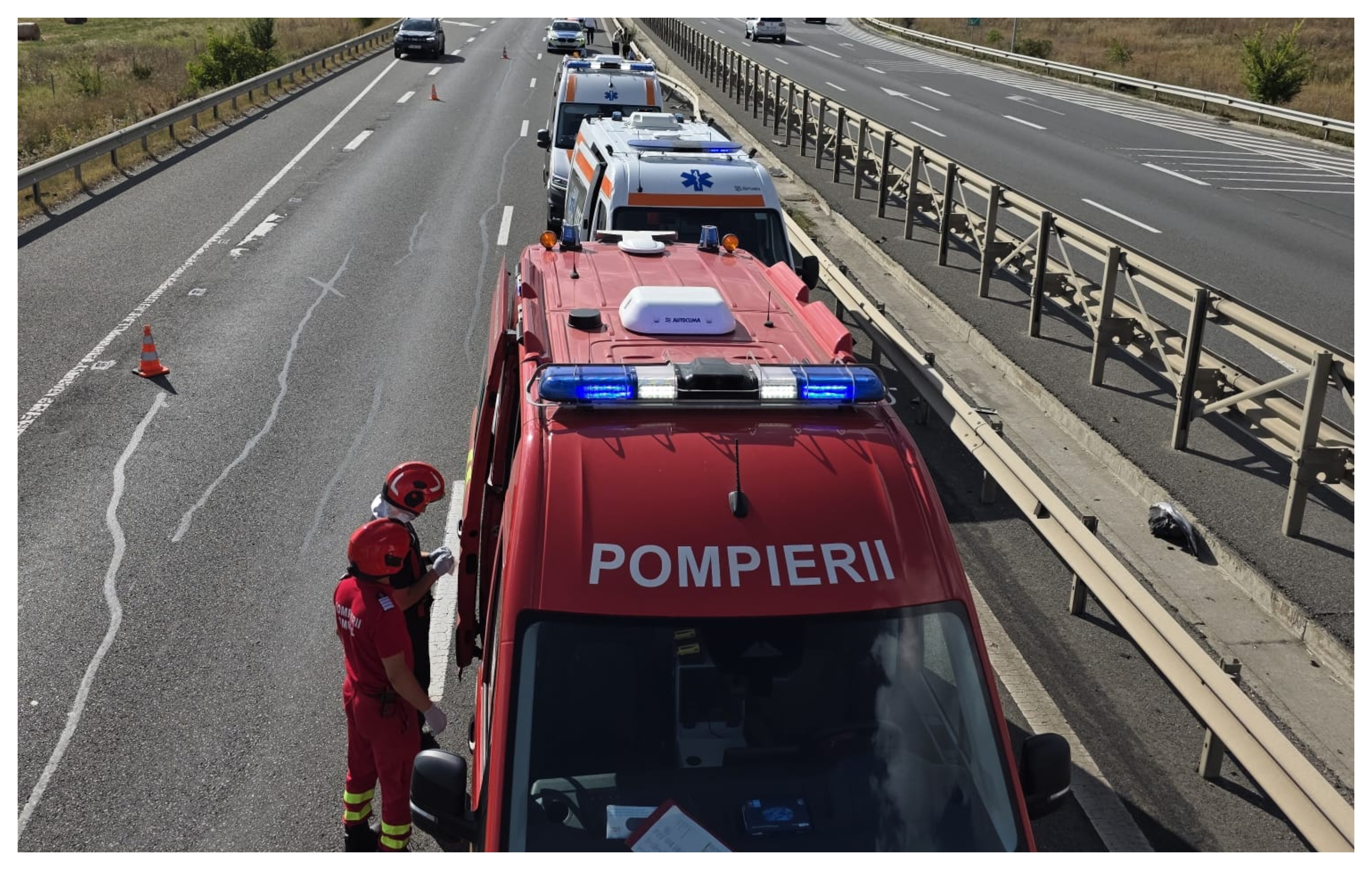 IMAGINI DE LA ACCIDENTUL DE PE A3, ÎN CLUJ! Microbuz cu 9 persoane și autotren, implicate în impact. Patru bărbați, răniți