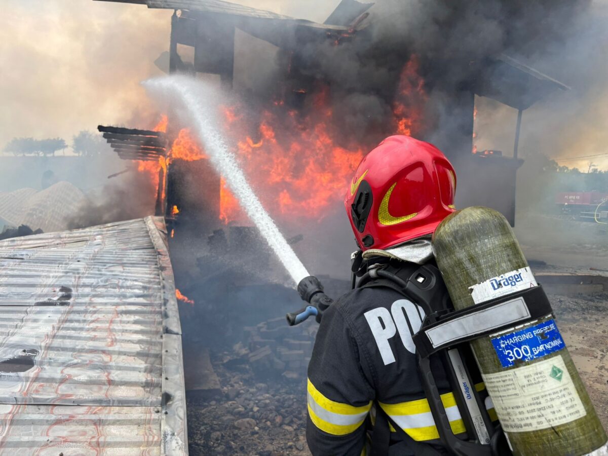 Incendiu la o mănăstire din Cluj. Mai multe chilii și anexe ard în acest moment. Pompierii din trei județe, solicitați să intervină