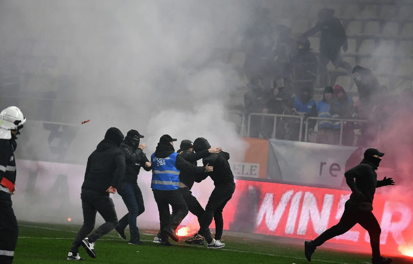 Incidente înaintea duelului Dinamo – FCSB de la Cluj. Un ultras dinamovist, reținut după ce a bătut doi jandarmi