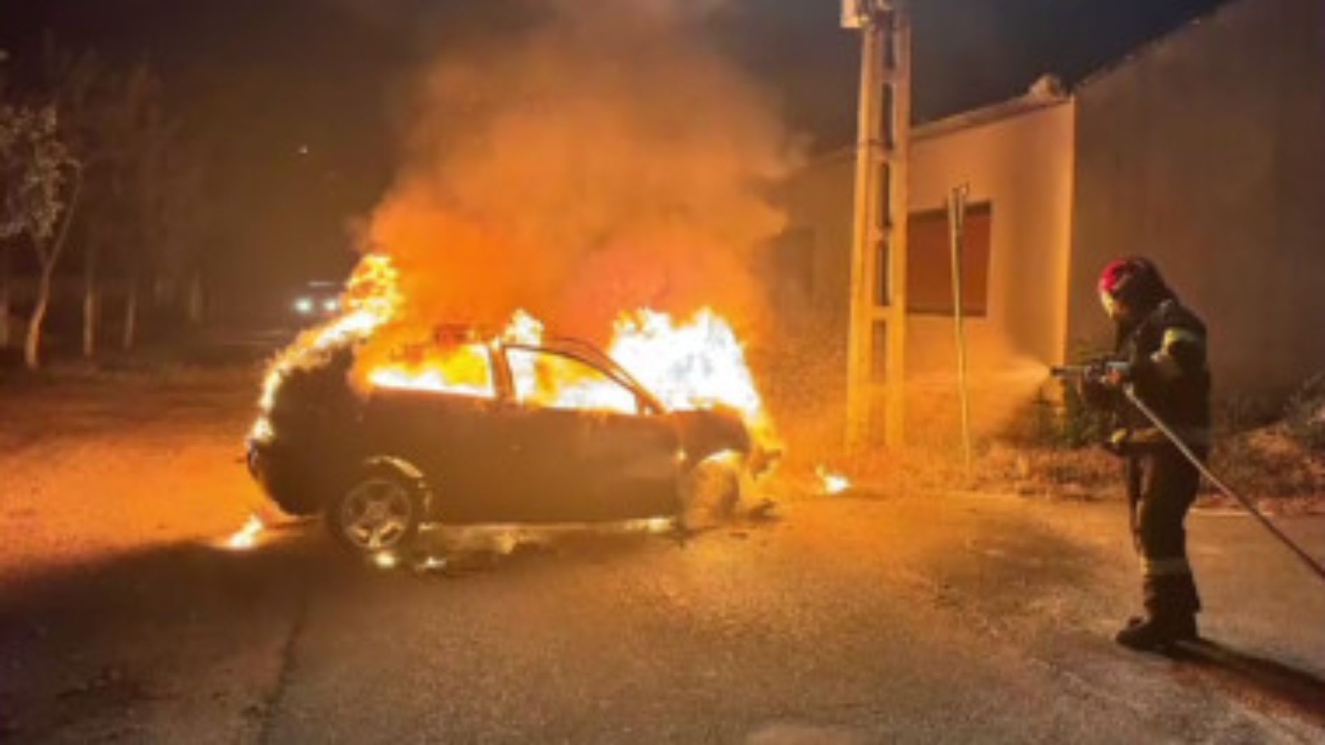 Mașină abandonată, cuprinsă de flăcări în Cluj! Pompierii au intervenit de urgență: Autoturismul s-a făcut scrum