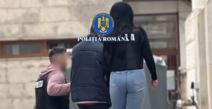 Minoră de 12 ani, găsită într-o mașină cu un bărbat de 35 de ani! Polițiștii au făcut o descoperire teribilă