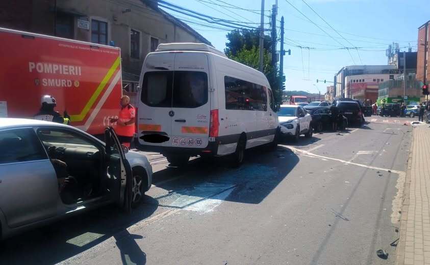 Planul Roșu de intervenție a fost activat. Un microbuz și mai multe mașini, implicate într-un accident cu 6 victime