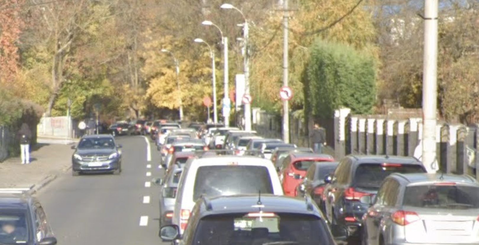 Problema de pe o stradă din inima Clujului, scoate lumea din minți! Șoferii lasă mașinile după ochi, iar locurile se pierd între ele: „Nefiind marcate...”