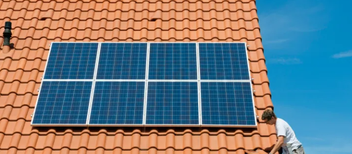 Programul Casa Verde se schimbă în 2026. Banii pentru panouri fotovoltaice ar putea fi redirecționați către baterii de stocare