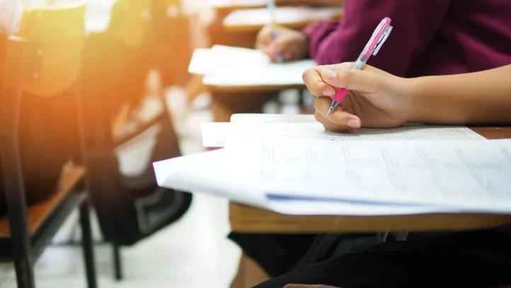 Rezultatele de la Bac 2026, sesiunea a doua, au fost afișate! Zeci de candidați eliminați pentru fraudă